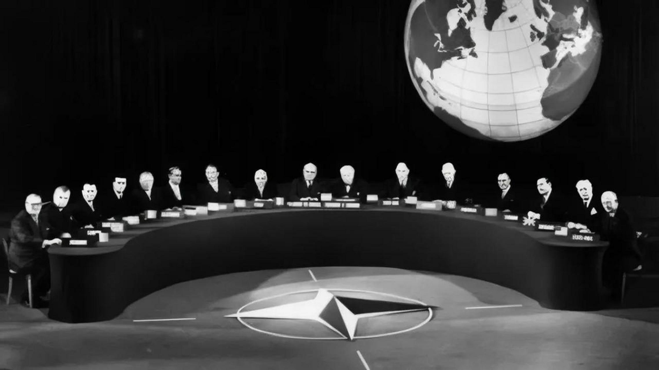 1949年4月4日,12个国家签署了北大西洋公约,从而成立了北约