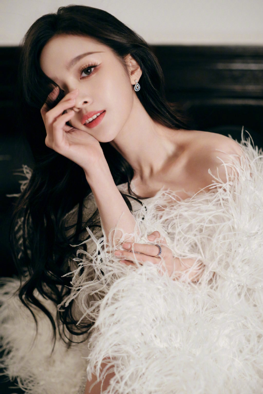 吴宣仪搜狐时尚盛典造型9615,纯白羽毛裙,这个长拖尾好仙!