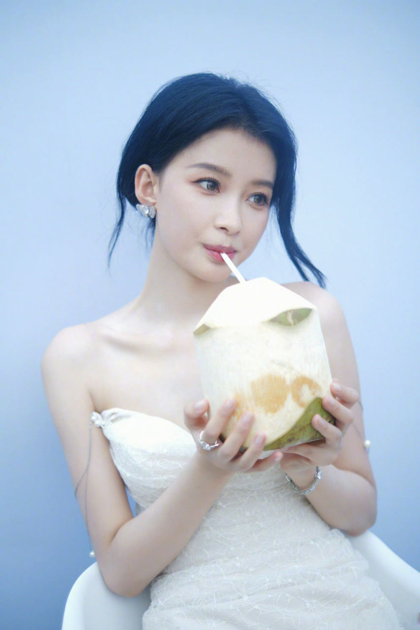 孙怡抹胸白裙海边随拍# 姐也太美了吧[跪了]身材绝了[流泪]