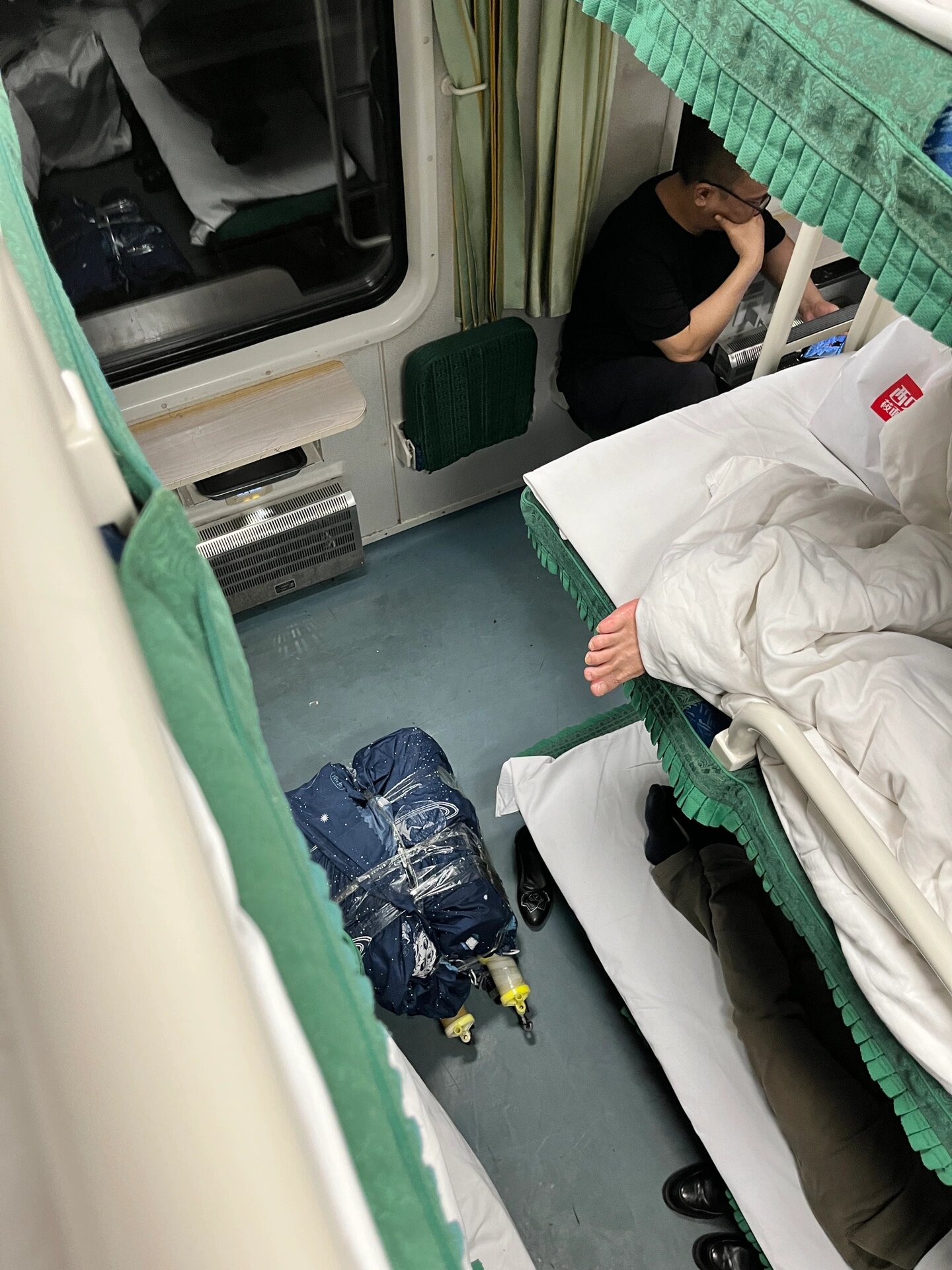 初步体验硬卧火车还可以也不吵杂整体车厢都很安静也没有脚臭尉屯