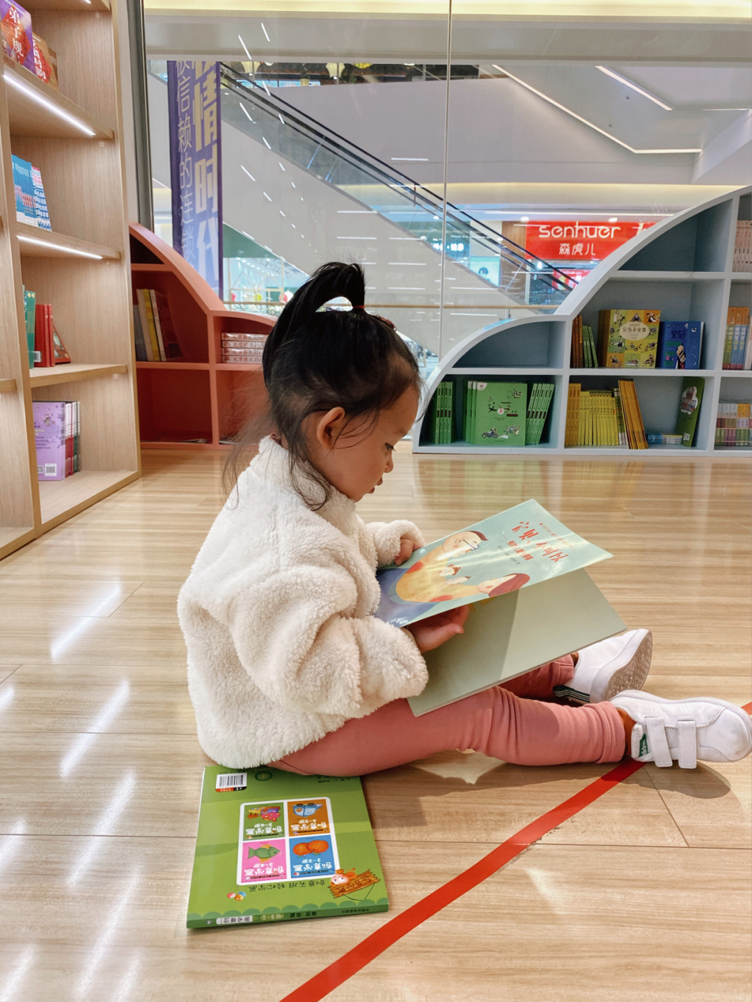 下雨天了怎么办,探店解密溜娃好书店 地点:新迎新城3楼,新华书店 新华