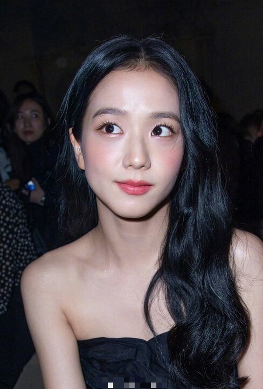 秀智应该算是blackpink的门面担当吧,这优秀的五官感觉演戏也很合适