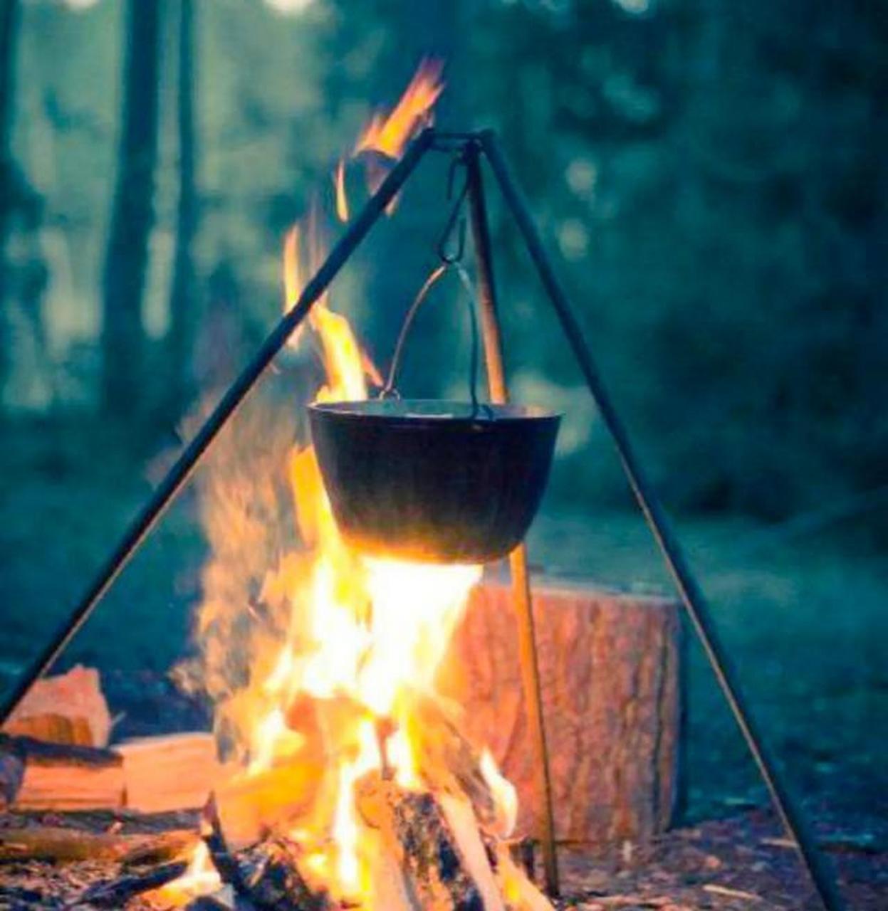 018年,在海拔4600多米的五道梁"无人区",一对夫妻把货车停在路边,准备