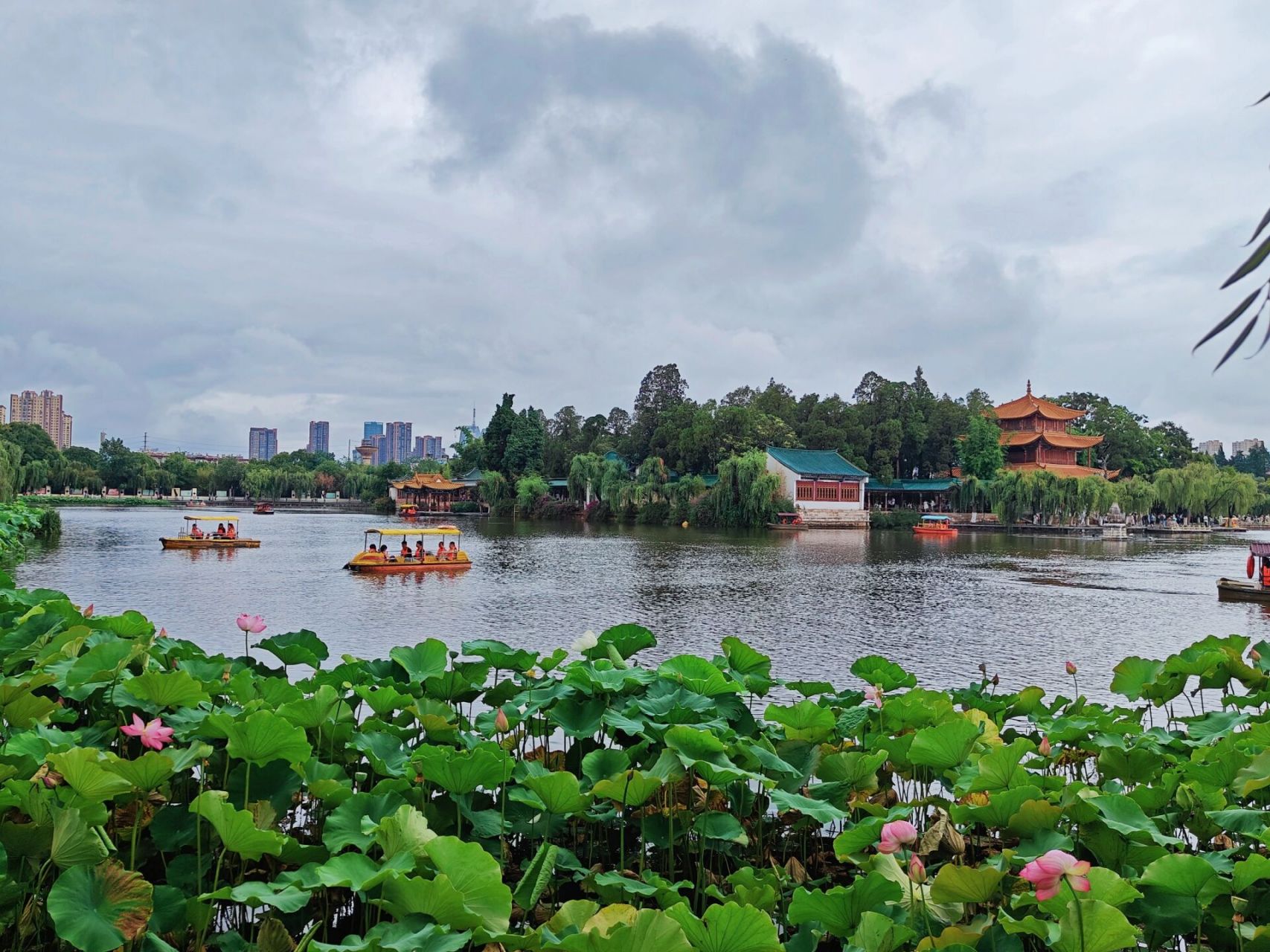 昆明  大观楼 庾园 与大观楼仅隔着一条航道 有一个静谧的公园 就是