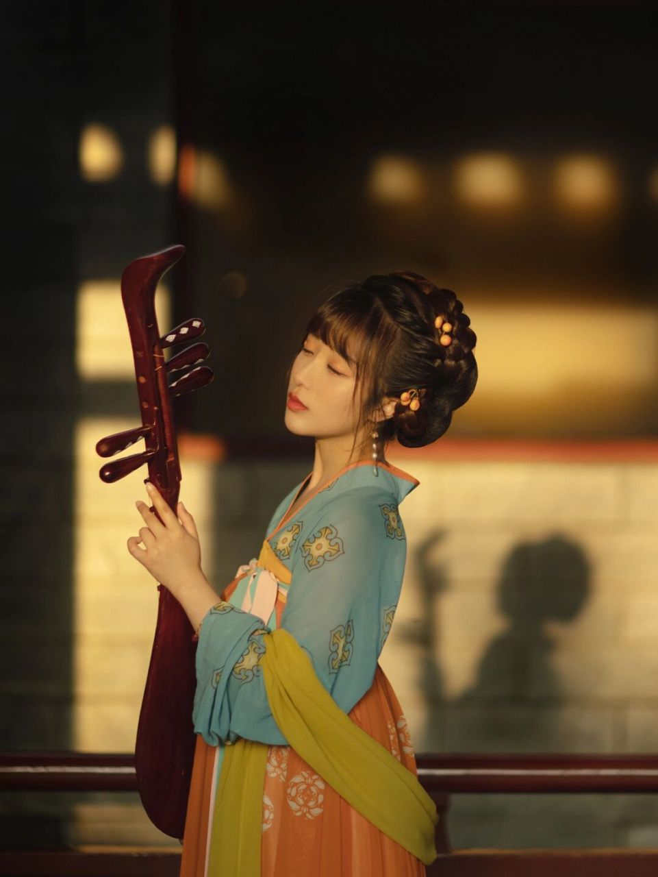 回眸一笑百媚生97超出片唐风汉服写真 "回眸一笑百媚生,六宫粉黛无