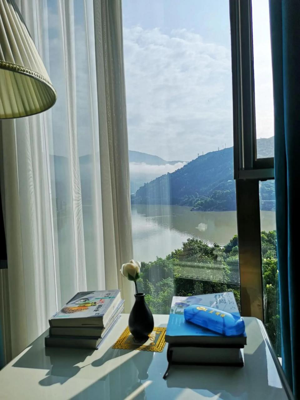 早晨起床温馨事  早上起床,看到窗外的阳光透过窗帘,柔和地照进房间.