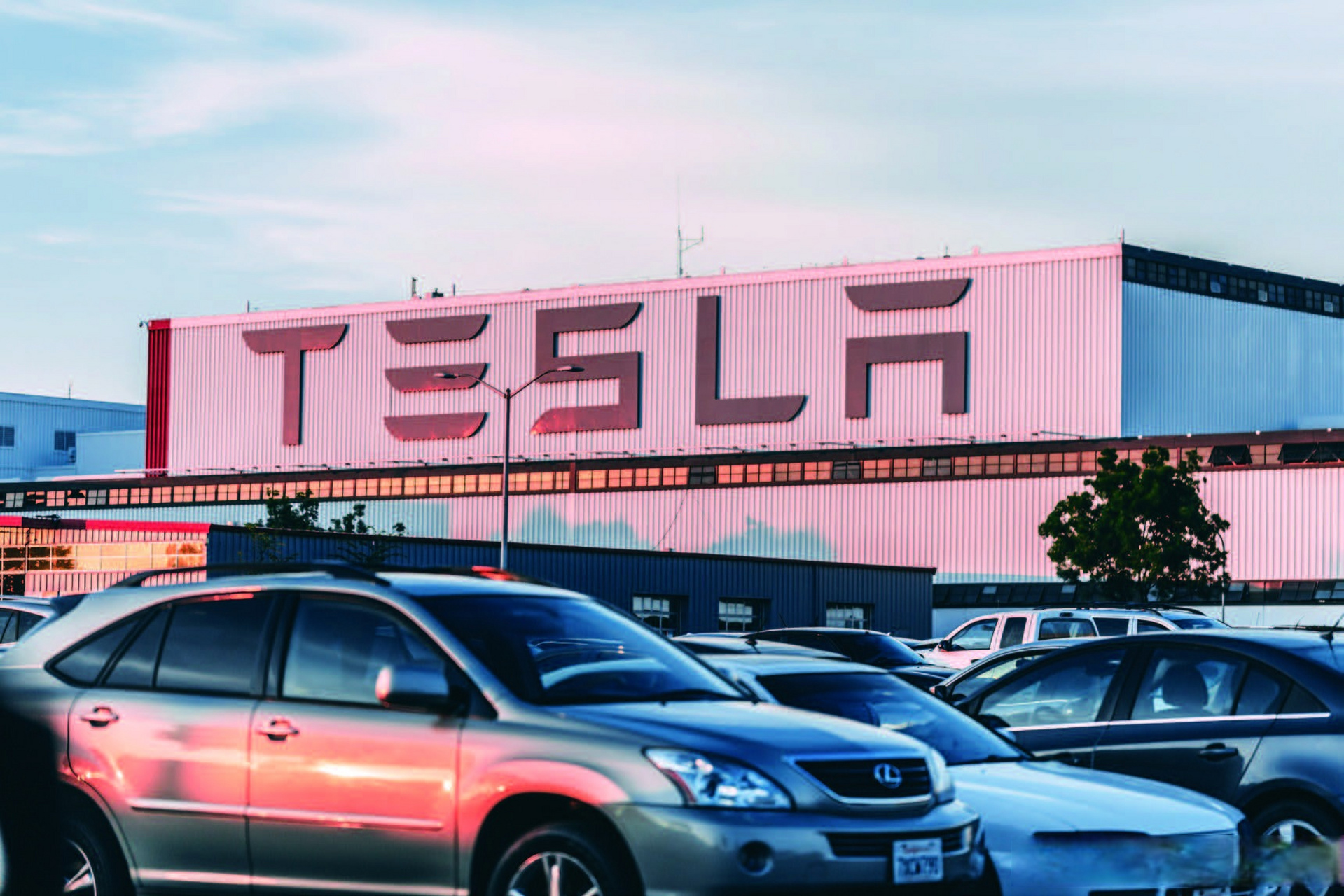 【特斯拉动员中国供应商出海去墨西哥建厂】 据报道,特斯拉正在动员不