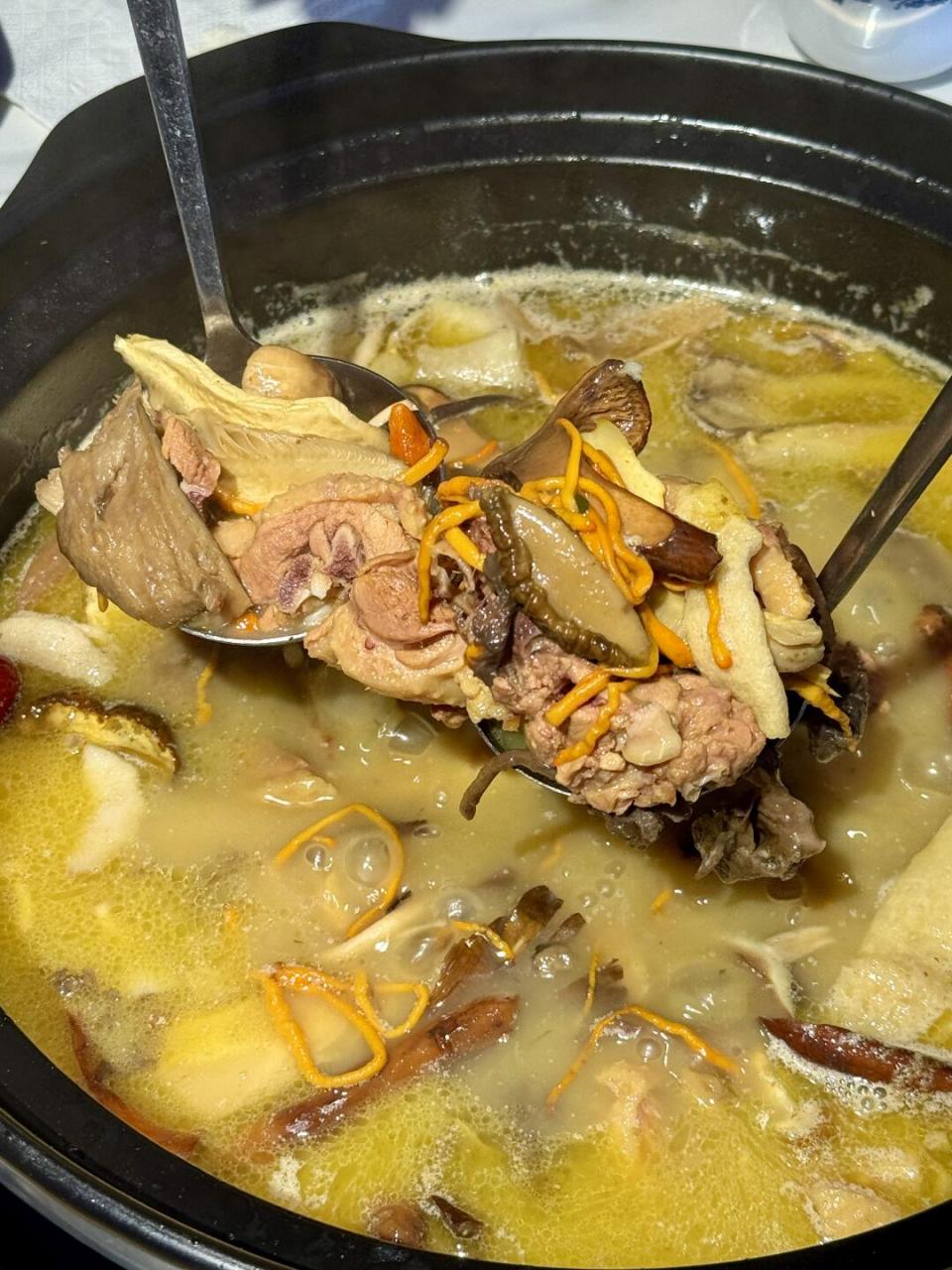一家好吃的鹅汤野生菌 清真老鹅汤煮野生菌火锅 汤底太鲜美了!
