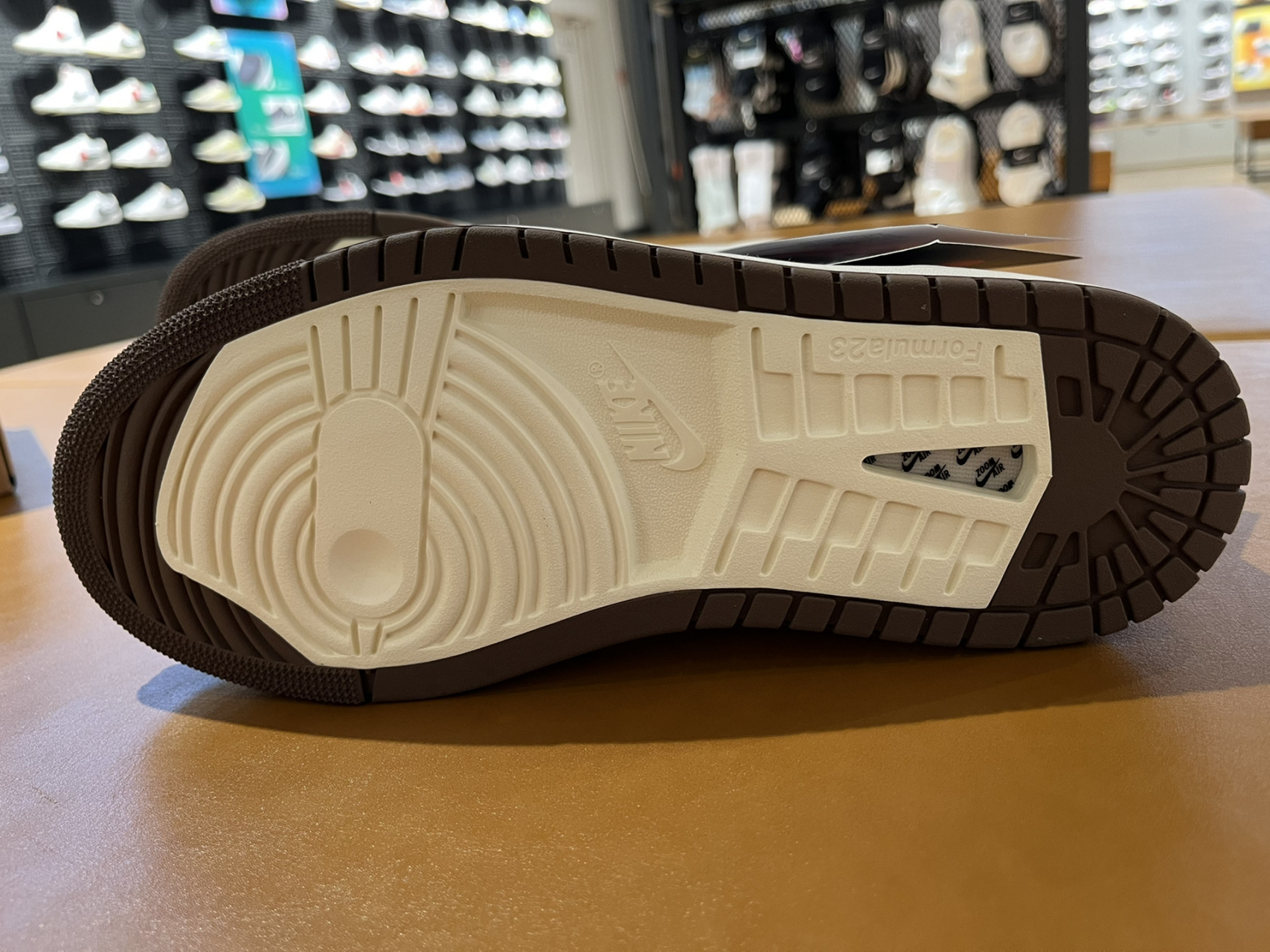 aj1也有气垫啦,后跟zoom air气垫穿着更舒适