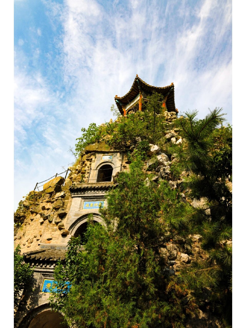 南阳王府山 草木藏旧事,湖石记往昔.唐王梦华府,十景不存一.