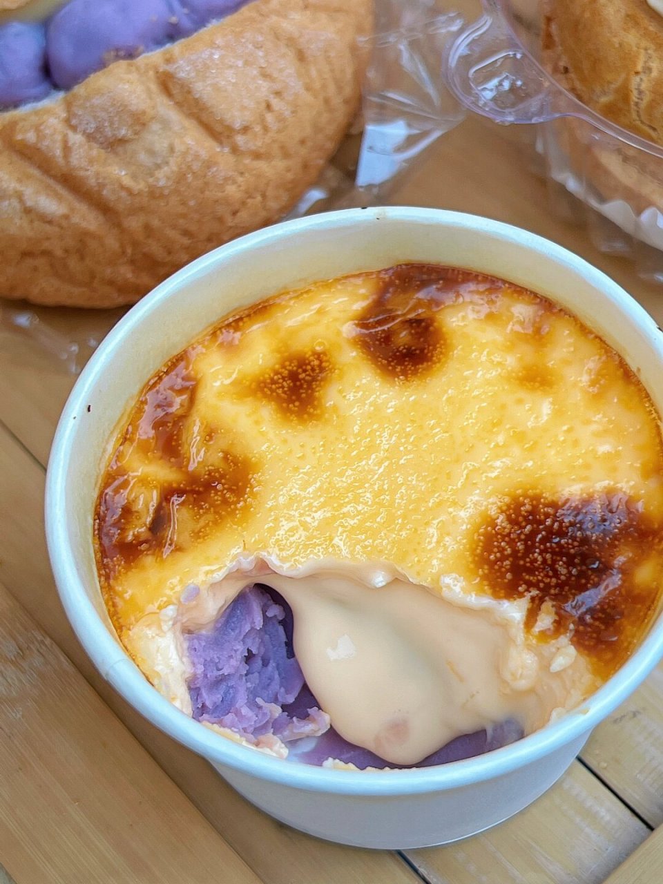 这么厚的芋泥才8r 芋泥奶冻菠萝包:8r90 酥皮又脆又甜,夹心是芋泥和