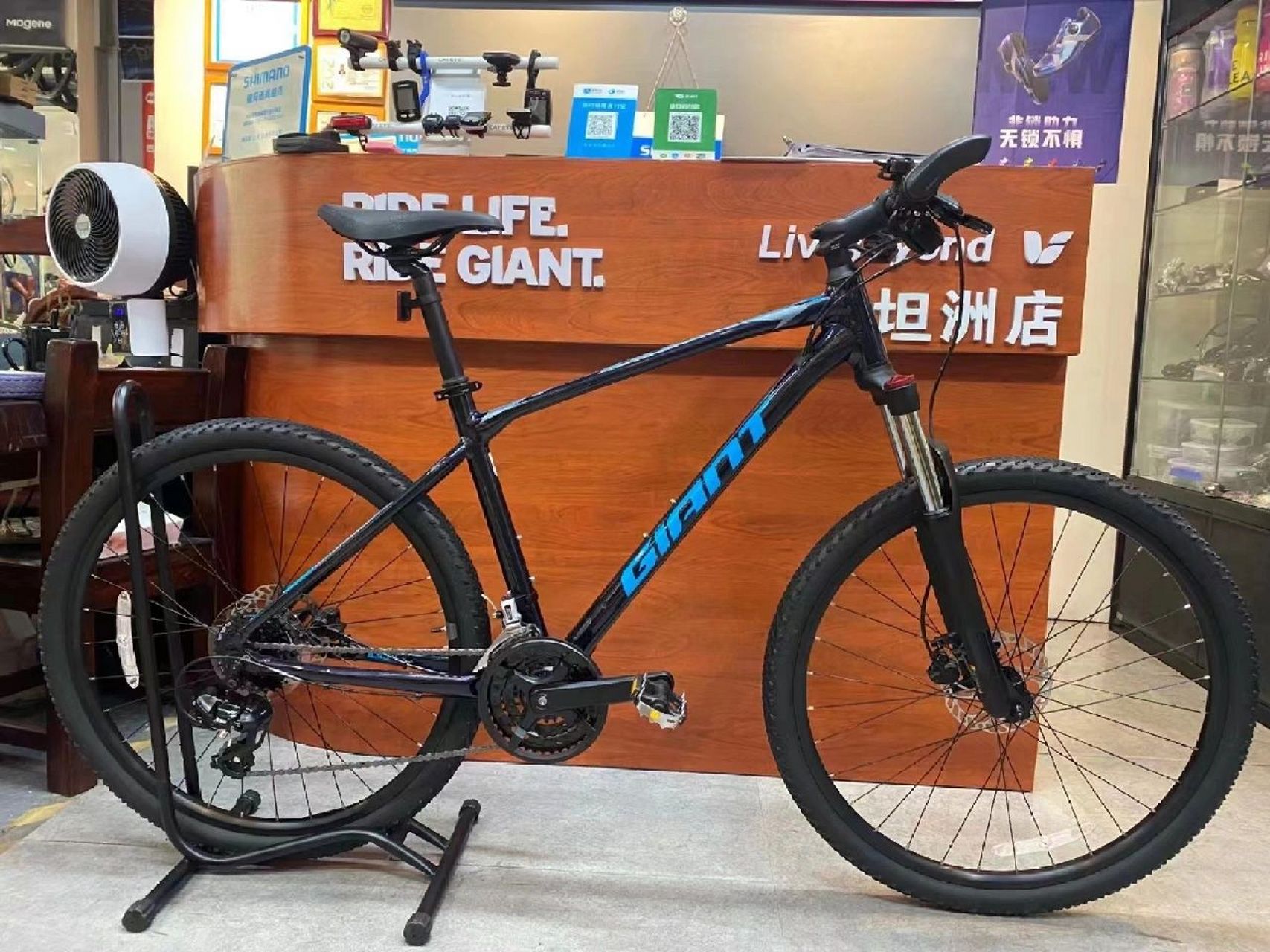 捷安特atx810 atx810是一款在混合路面具有较强通过能力的日常用车