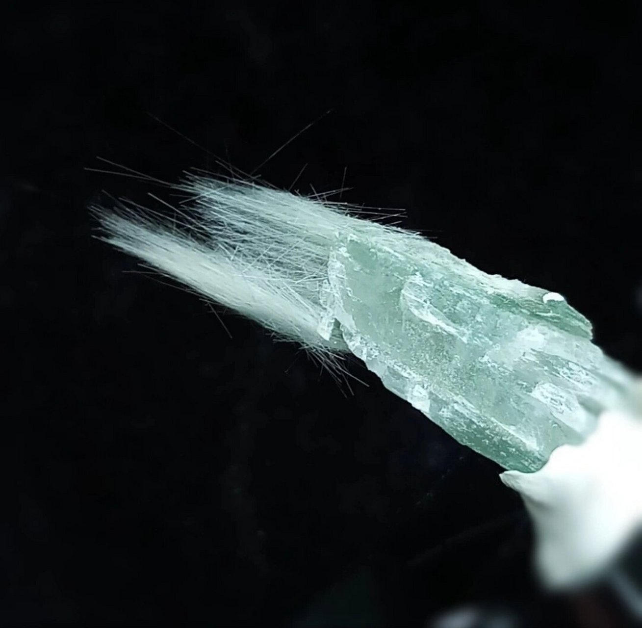 阳起石 阳起石(actinolitum)别名闪石石棉 67化学式ca2(mg,fe)5si8