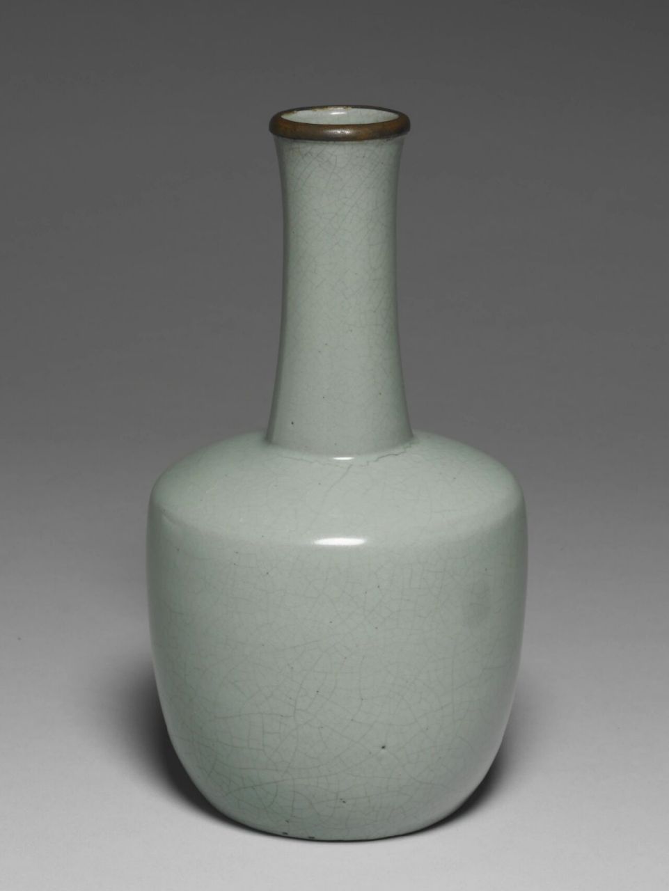 6公分 底部有五枚细小支钉痕;唯该类瓶型在长颈的