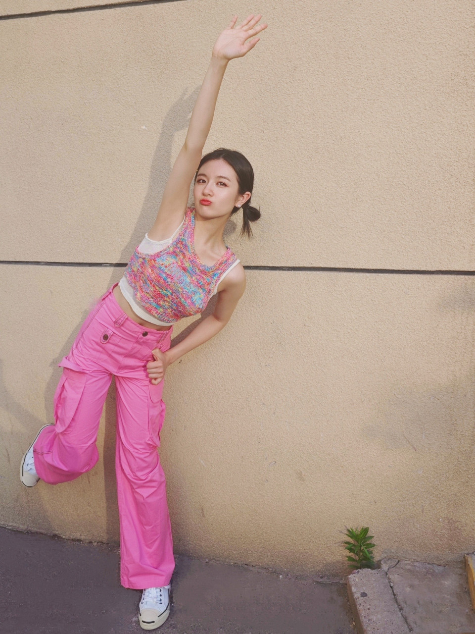 李兰迪丸子头粉色系草莓味儿的多巴胺穿搭