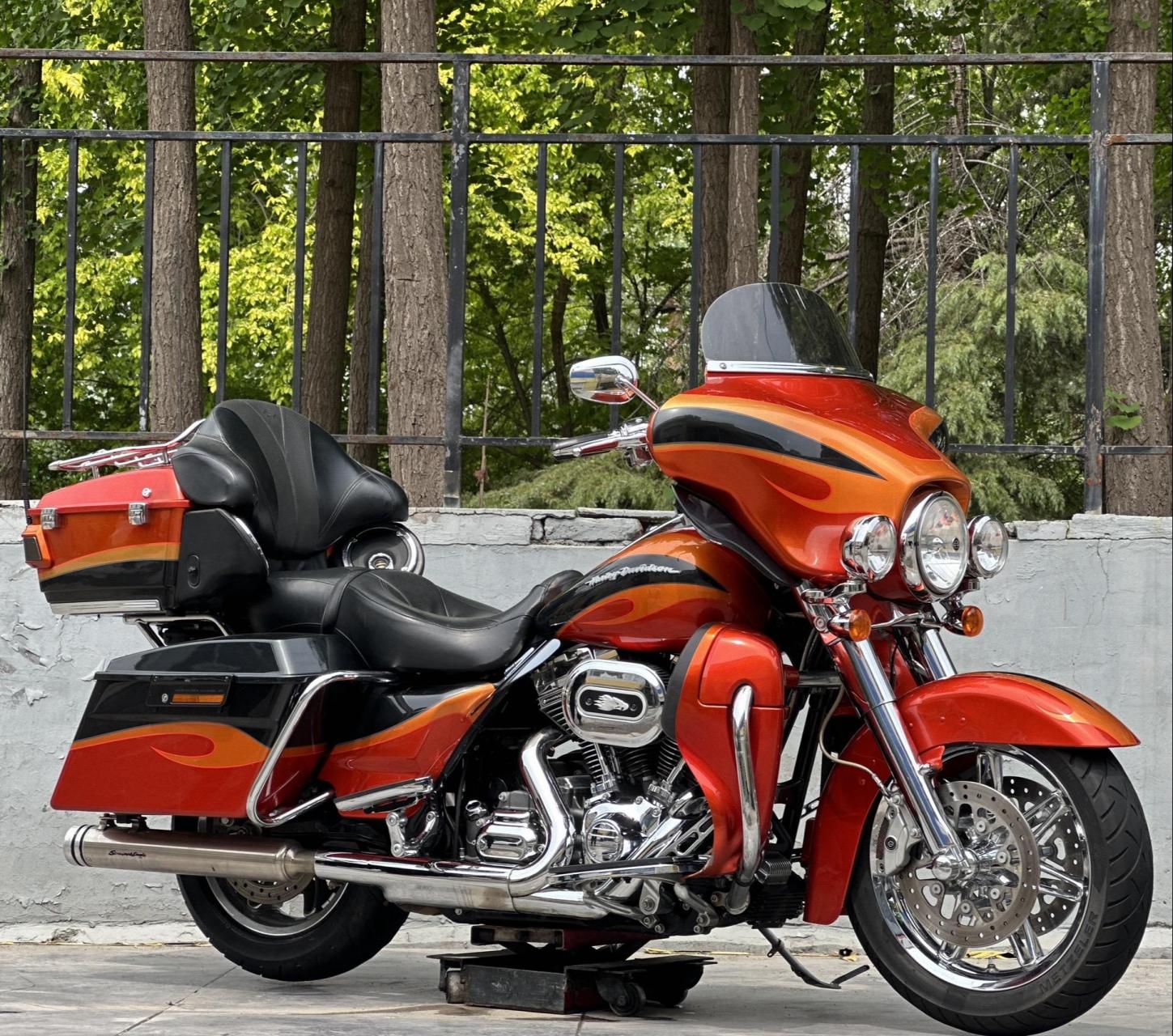 哈雷cvo旗舰滑翔,当年新车70万,13年报废了,不值钱了,高价收车