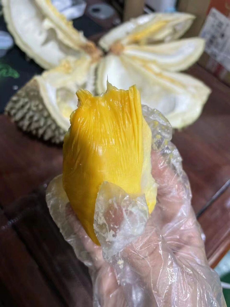 马来西亚黑刺榴莲 榴莲号称是"水果之王",原产国在马来西亚,印度尼