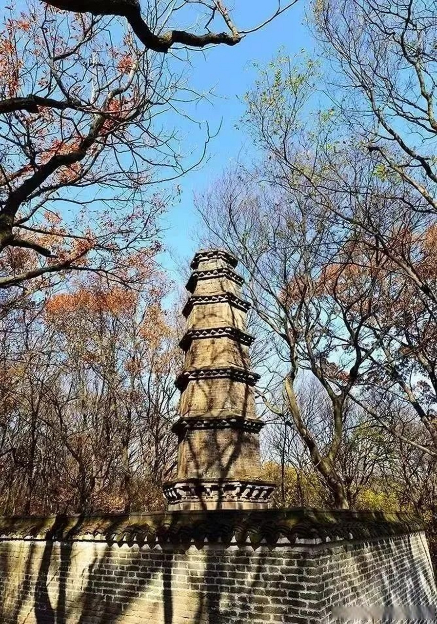 法华禅庵塔又名兴慈宝塔,位于明光市明南街道大横山山腰处.