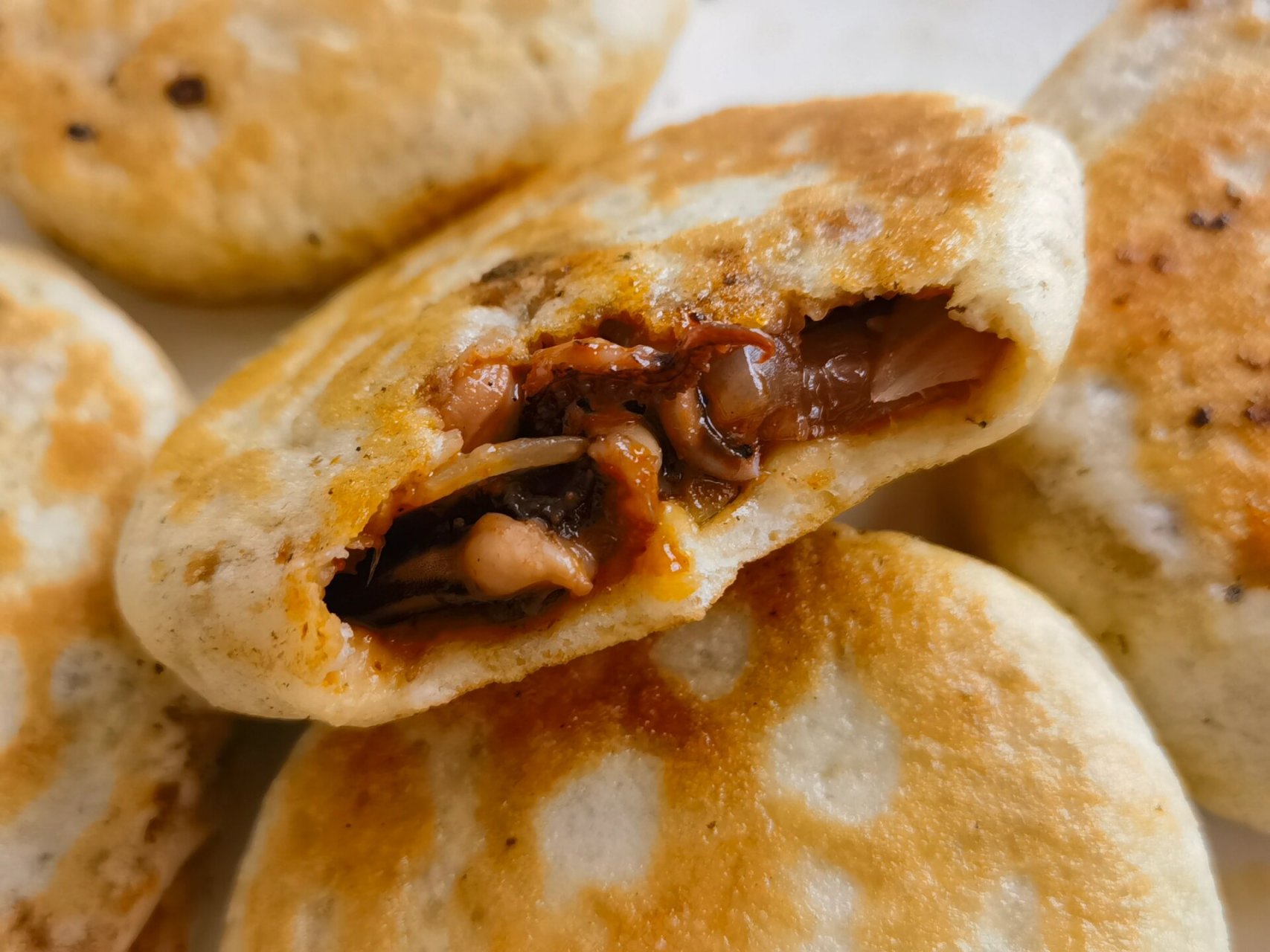 复刻小时候的味道～麦多香辣鱿鱼馅饼 饼皮酥脆 鱿鱼鲜辣 是我想念的