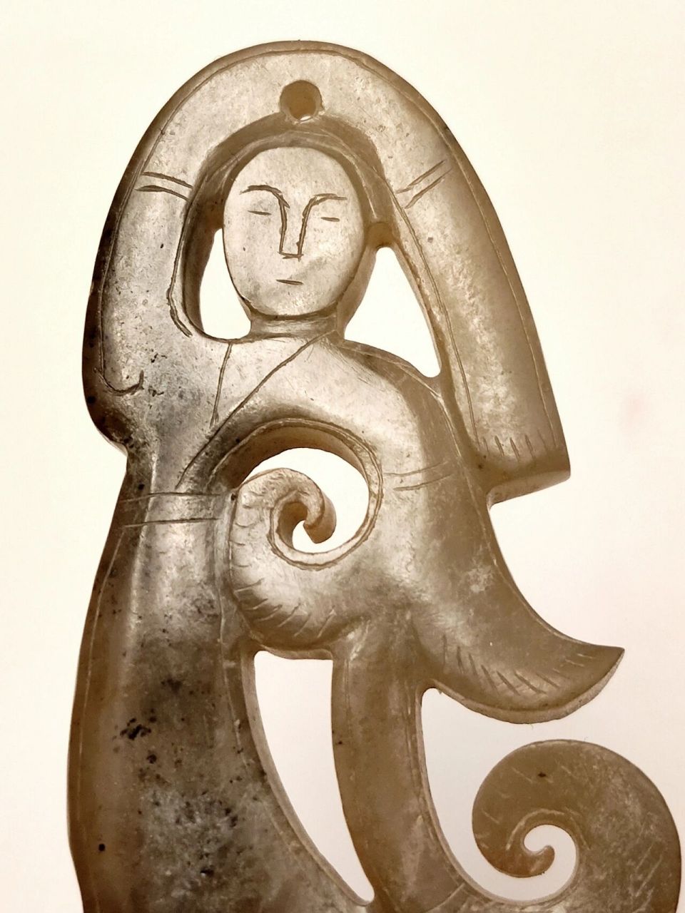 长袖折腰  汉代玉舞人(一对) 高5.6cm 	 玉色淡黄,黑褐色沁,熟润细腻.