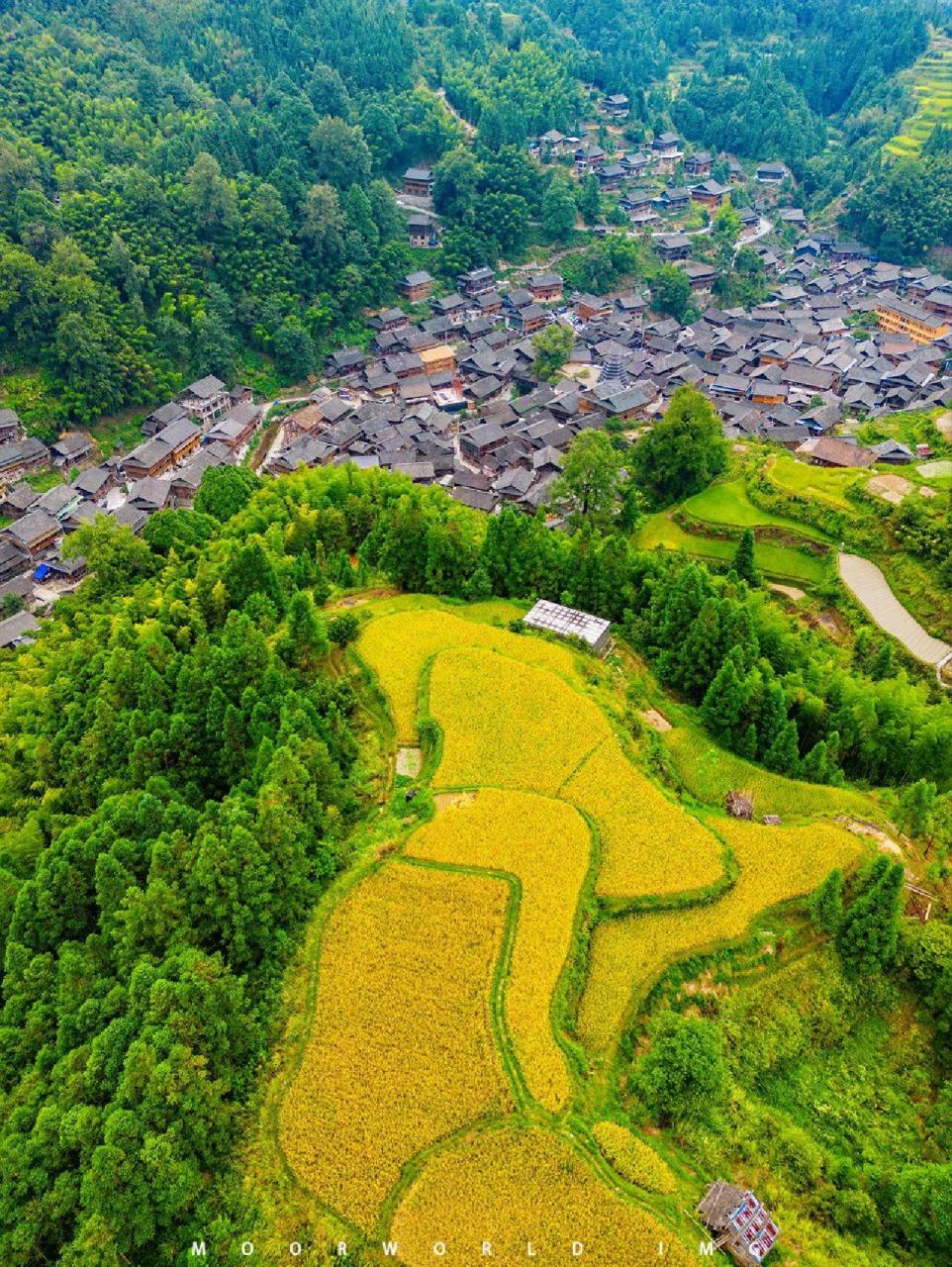 4)榕江大利侗寨 遍布的贵州的起伏的山,把一座座村寨折叠收藏,要深入