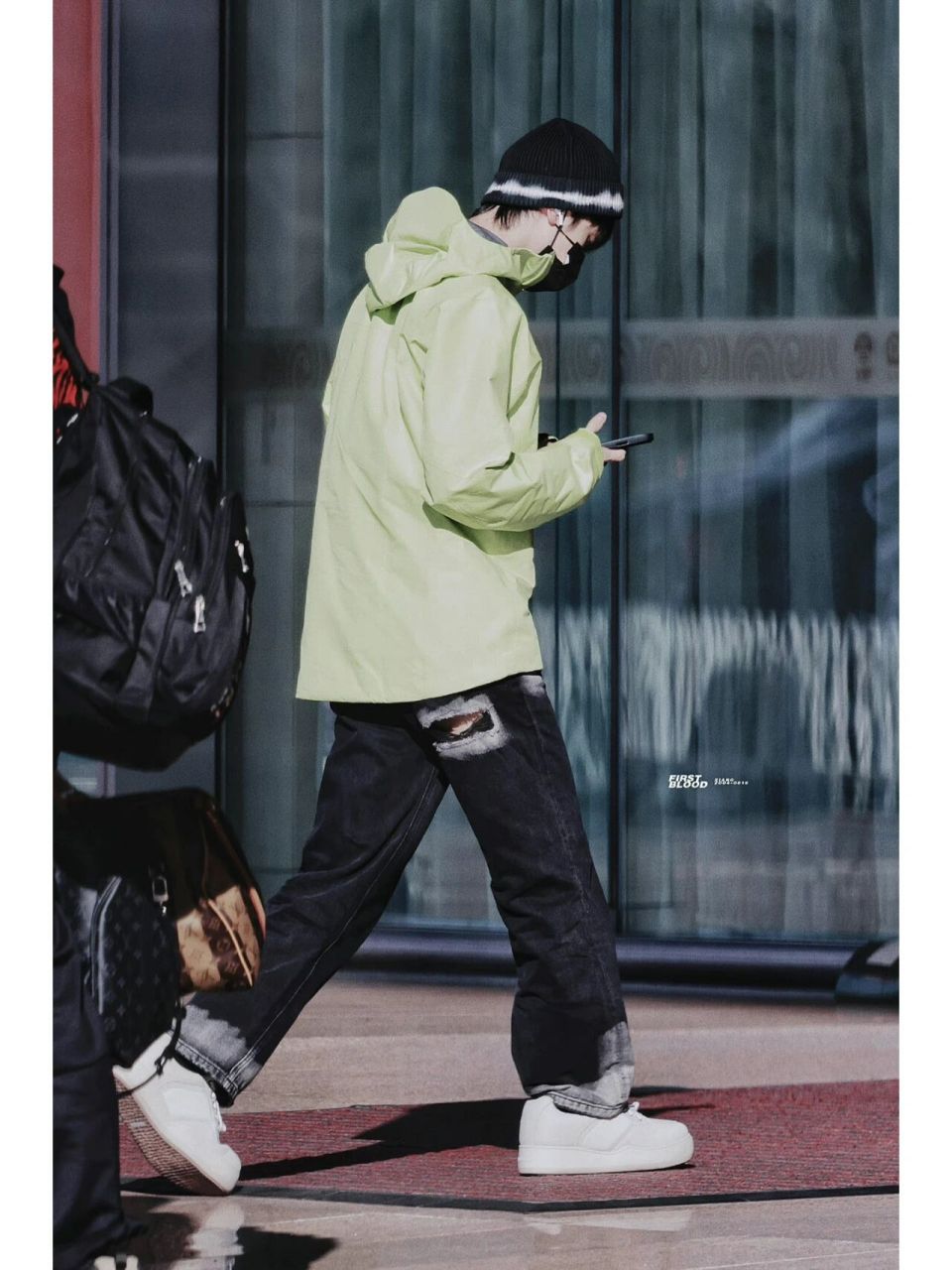 严浩翔反季节穿搭 破洞裤已进化成大腿破洞!