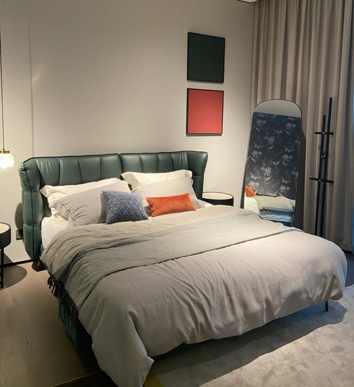 卧室分享 | 墨绿色床搭配 满满高级感 卧室床美的有点过分儿～ 非常