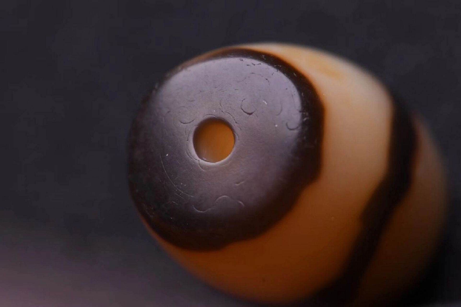 8*12.8mm尺寸彩虹措思天珠,360度零瑕疵,每个角度电子卡尺卡都是12.