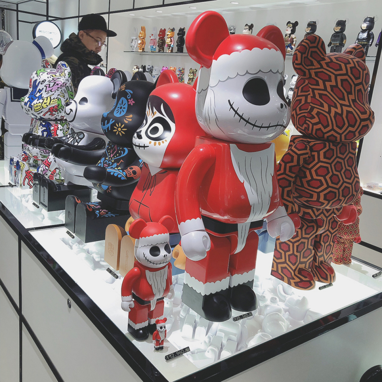 东京表参道货超全的bearbrick专卖店 很多明星都光顾的店 货好全比