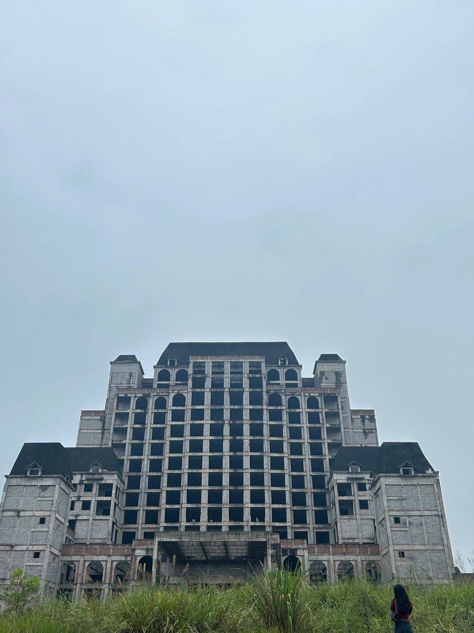 涪陵北山坪烂尾楼  真的可惜了,浪费那么大一片房子,周围草都有人高了