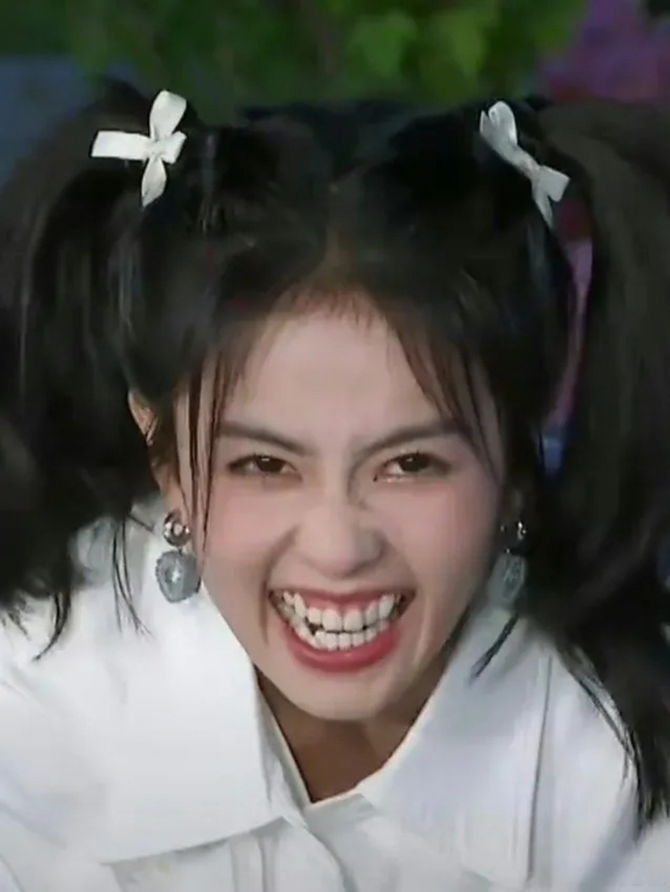 白鹿笑得真的好用力,感觉下一秒她的嘴巴就要裂开了[捂脸]