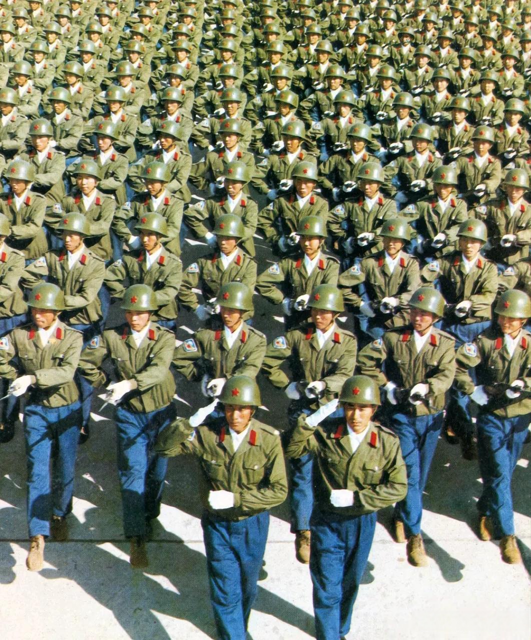 1983年6月,43岁的李良辉任空降兵军长,是当时全军最年轻的军长