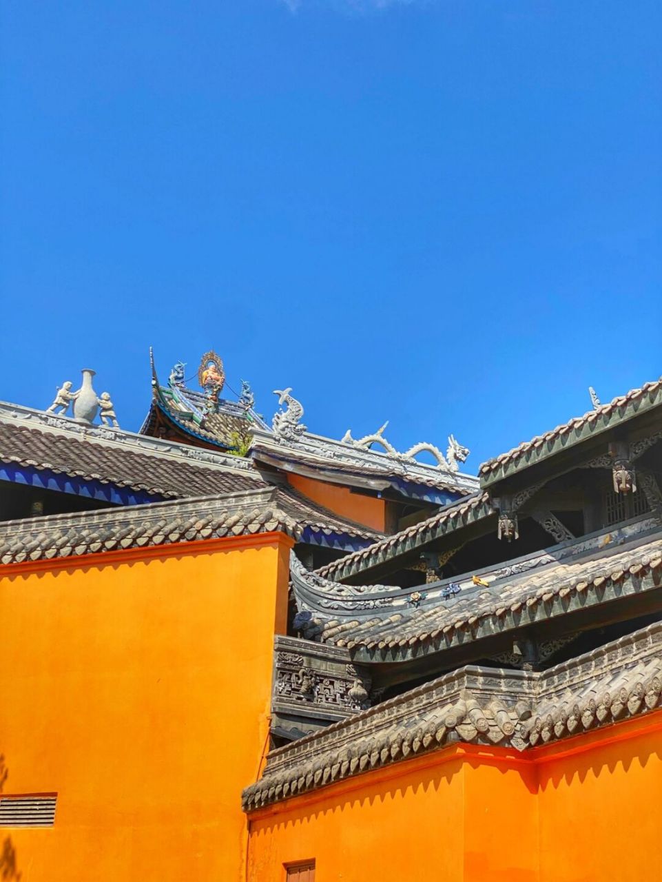 走进西昌市海南街道办大石板村 这里古色古香  独具特色的民宿错落有