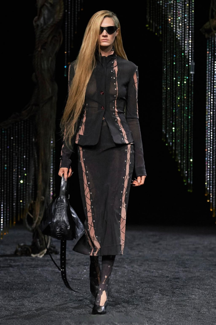 acne studios  将瑞典传统的极简主义风格与当代元素相结合  #超模