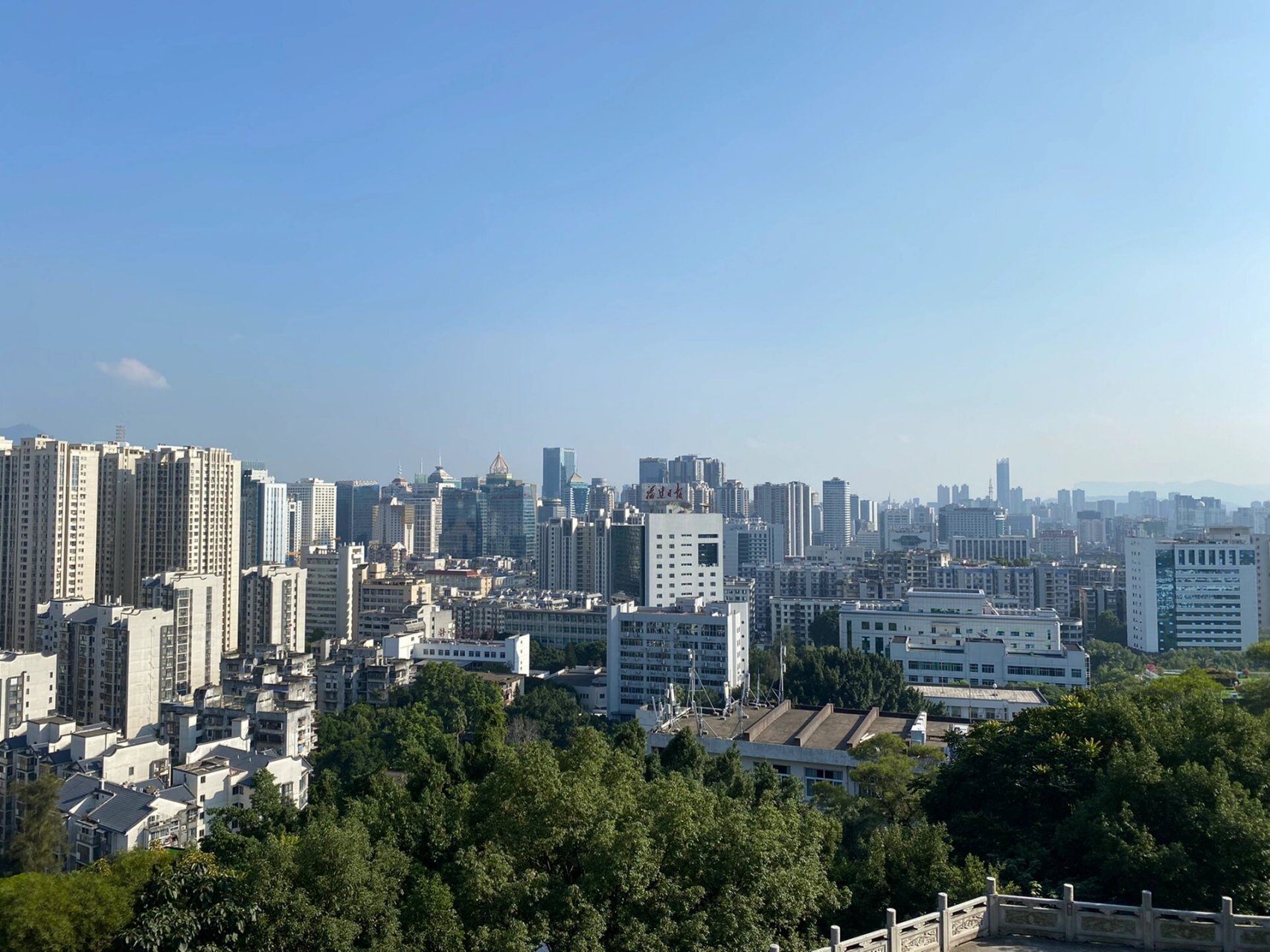 福州镇海楼 昨天去了长乐,今天本来先去西湖公园看菊花,但人实在是