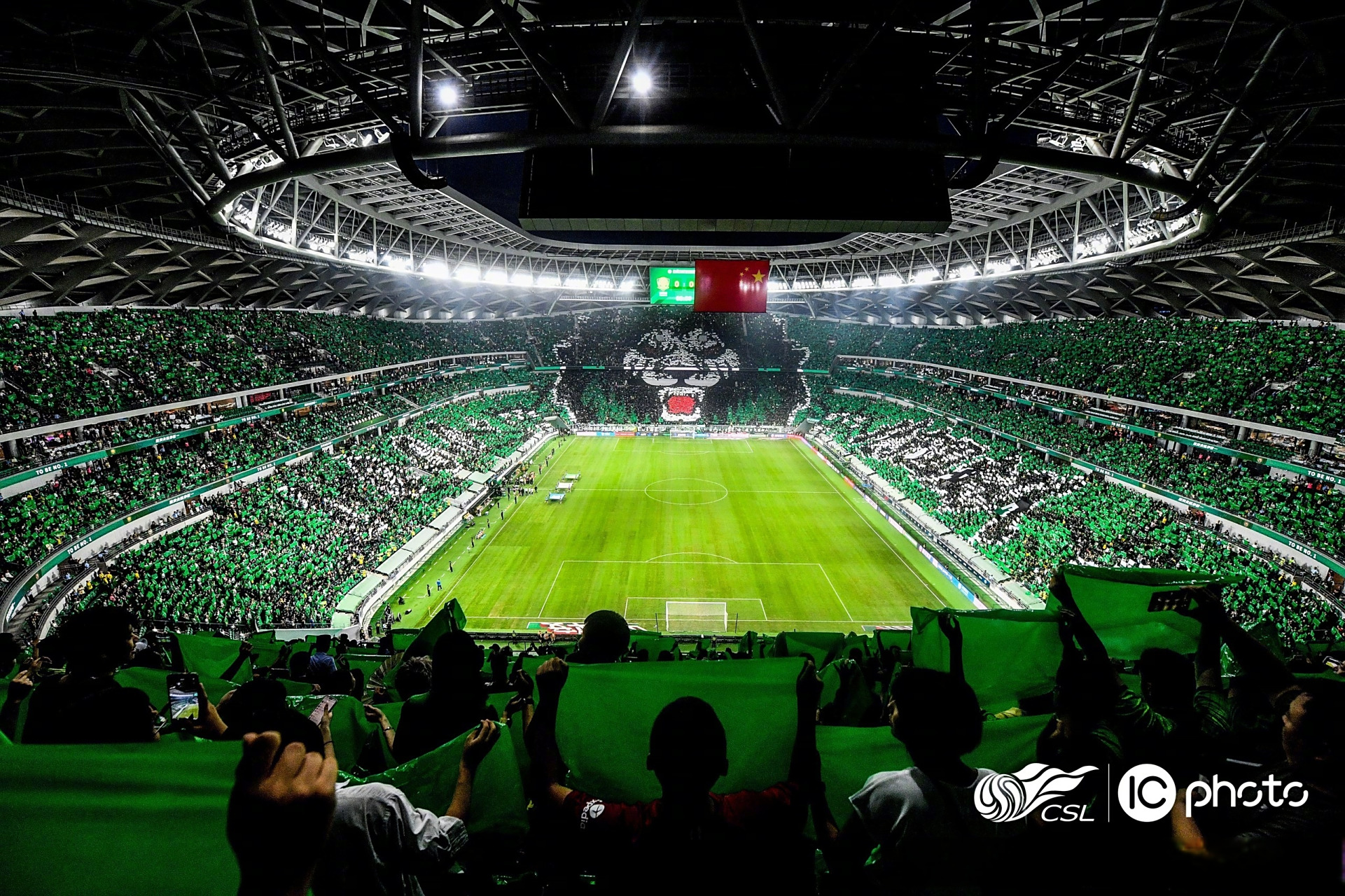 本场比赛,国安球迷制作了巨型的雄狮tifo,相当震撼!