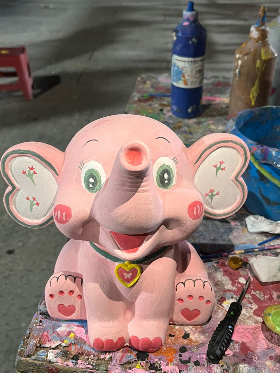 粉色小象 画石膏真的太快乐了 画的时候就有好多人来夸 整得都不好