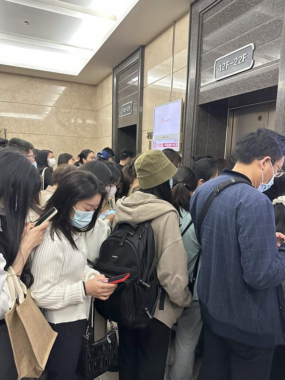 招银大厦位置挺好,办公室视野也挺开阔,就是电梯排队太严重,地下车库