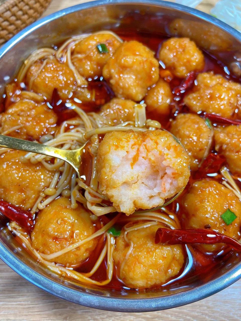 虾滑qq弹弹,金针菇吸满了汤汁,拌饭能炫三大碗!