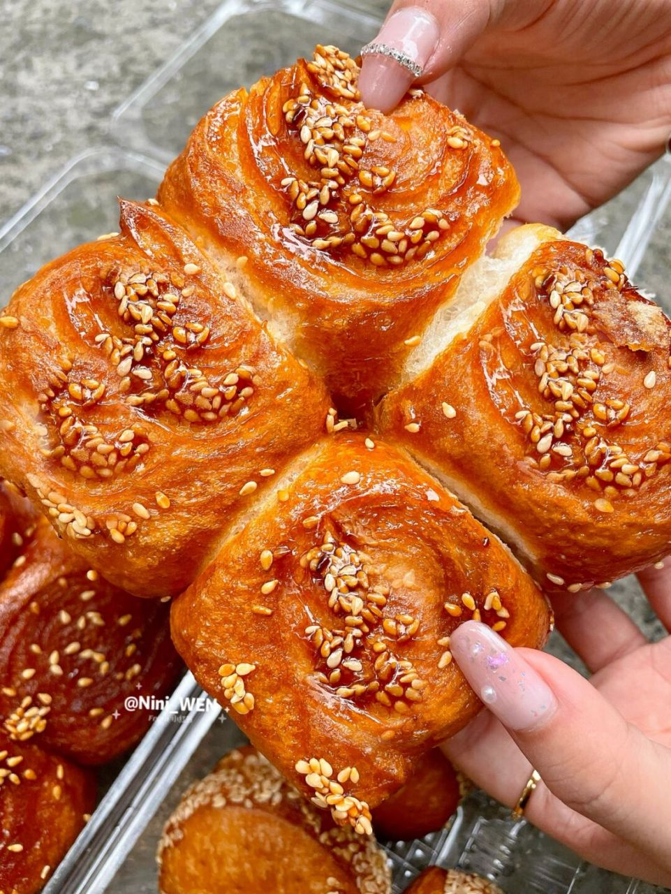 几块钱就能买超大一盒的儿时回忆 超满足 92蜂蜜焦糖小面包 底部是