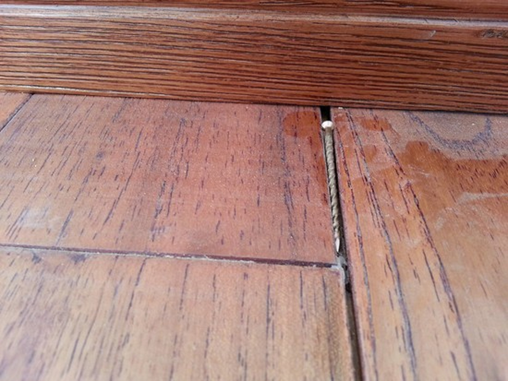 实木地板间缝隙变大的现象是:比邻的两块木质地板之间的缝隙随着始滗