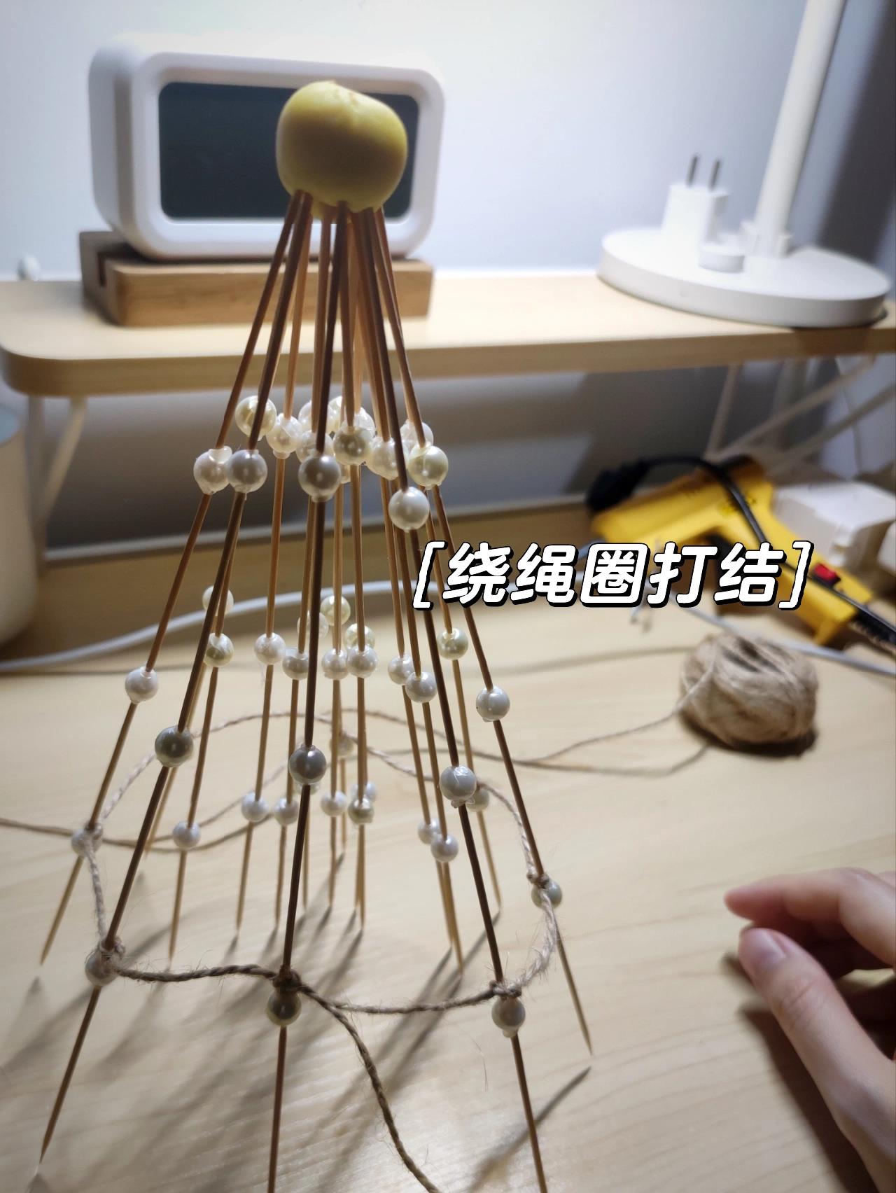和joy一起养的大几十只蚕宝宝最近变得巨大无比,马上就要吐丝结茧了
