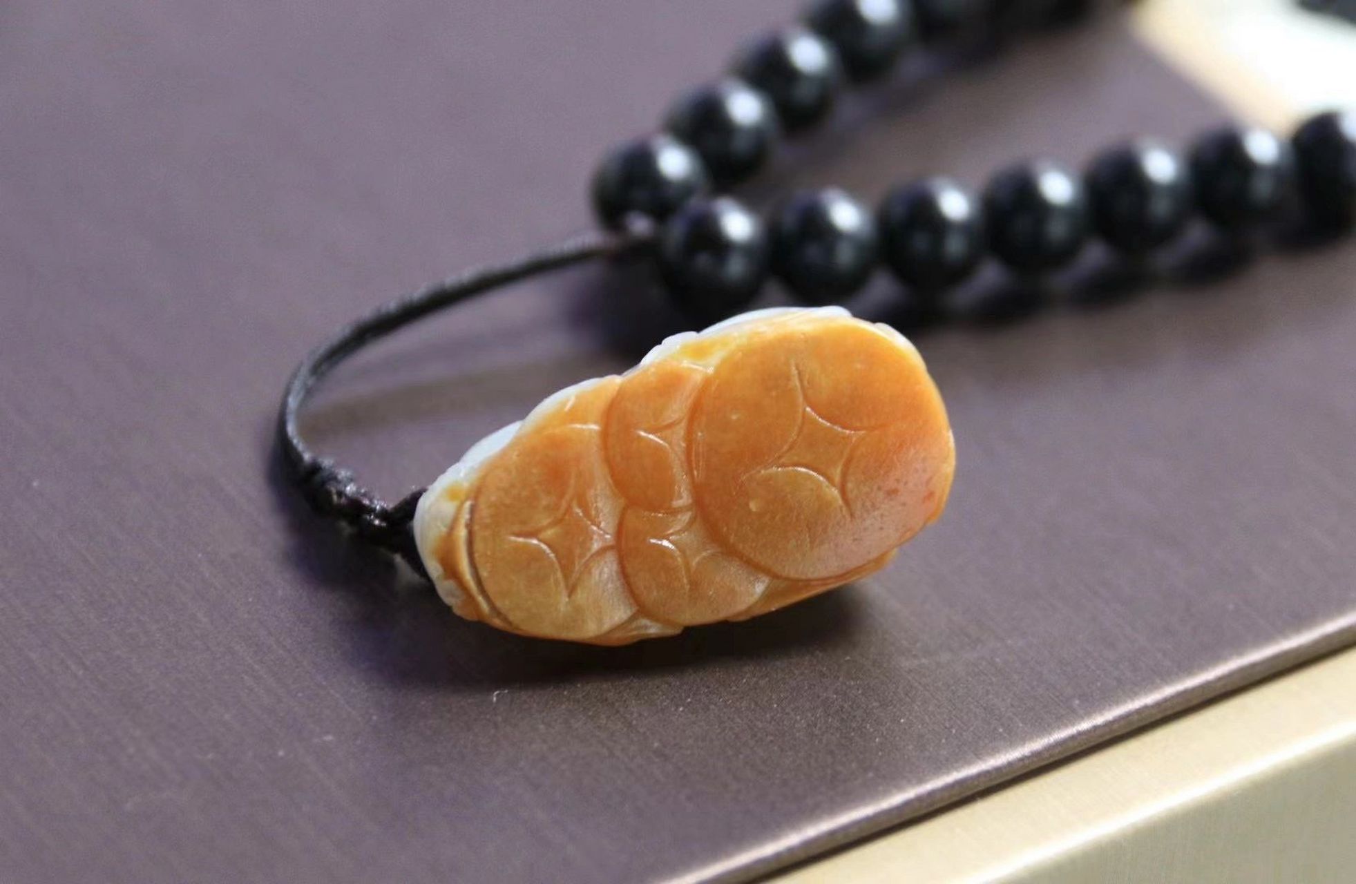 黄沁料子的盘玩变化 去年偶得一和田玉籽料黄沁带玉种的貔貅,盘玩了几