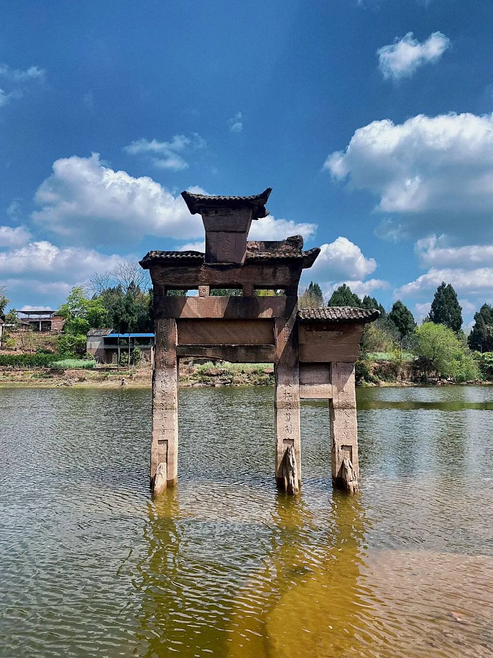 大圣桥牌坊位于资阳市雁江区中和镇,建于清代,坐北向南,为四柱三间五