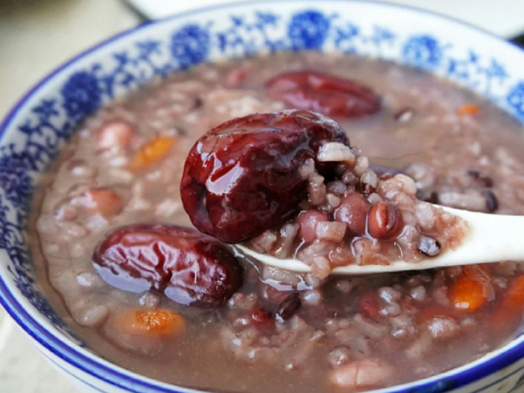 红枣八宝粥,养颜补血,女人超爱 [偷笑][偷笑]食材95 红枣8颗,黑米