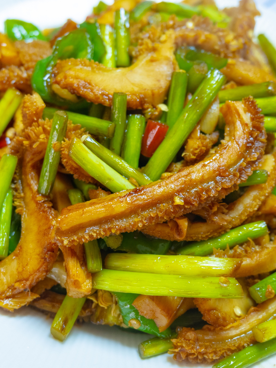 牛肚解冻后,放入冷水,放姜片,料酒,小葱,煮开后煮 2 分钟,捞出过冷水