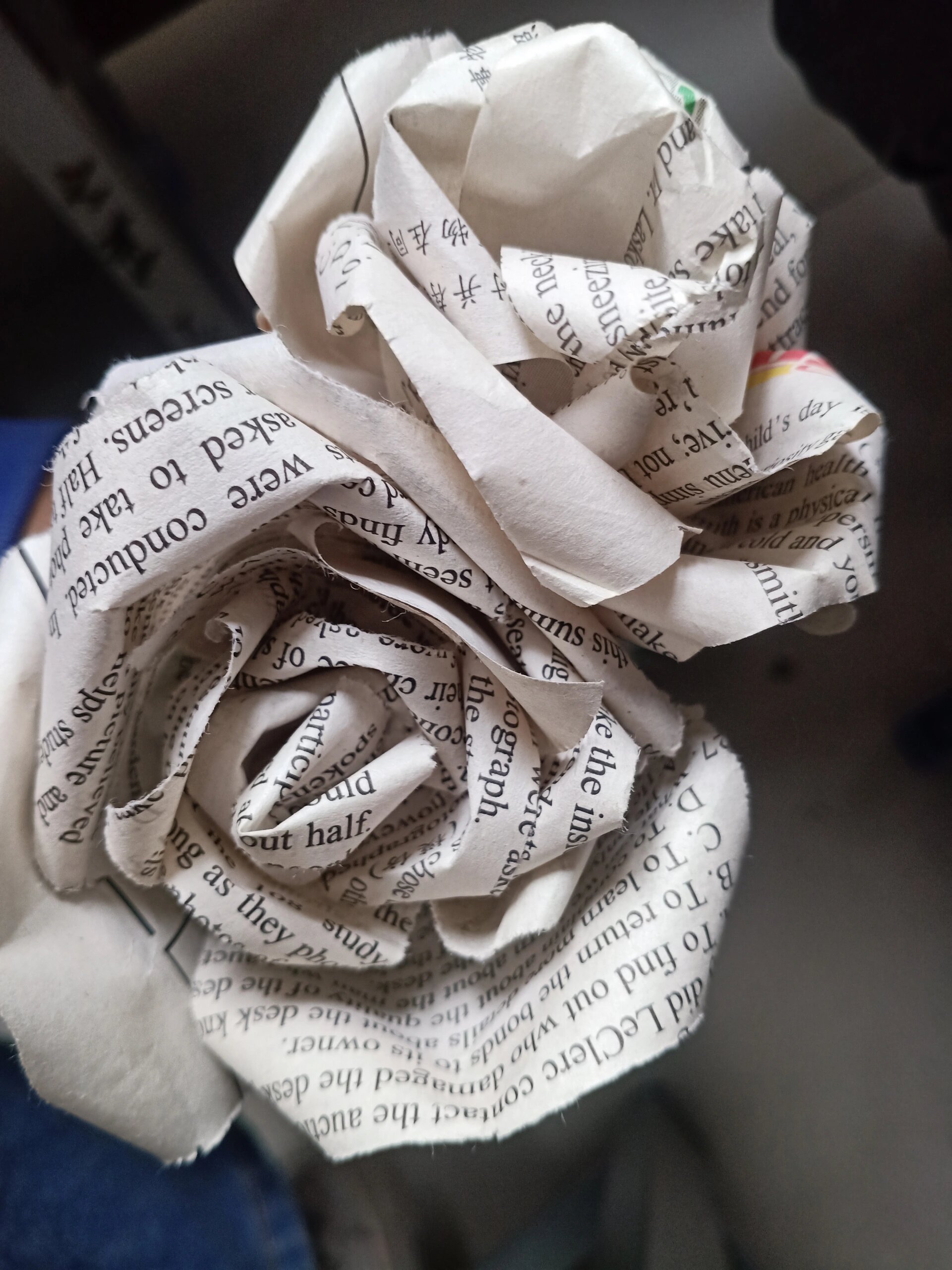 报纸花 哈哈哈,用上学期的英语报纸折的,好看