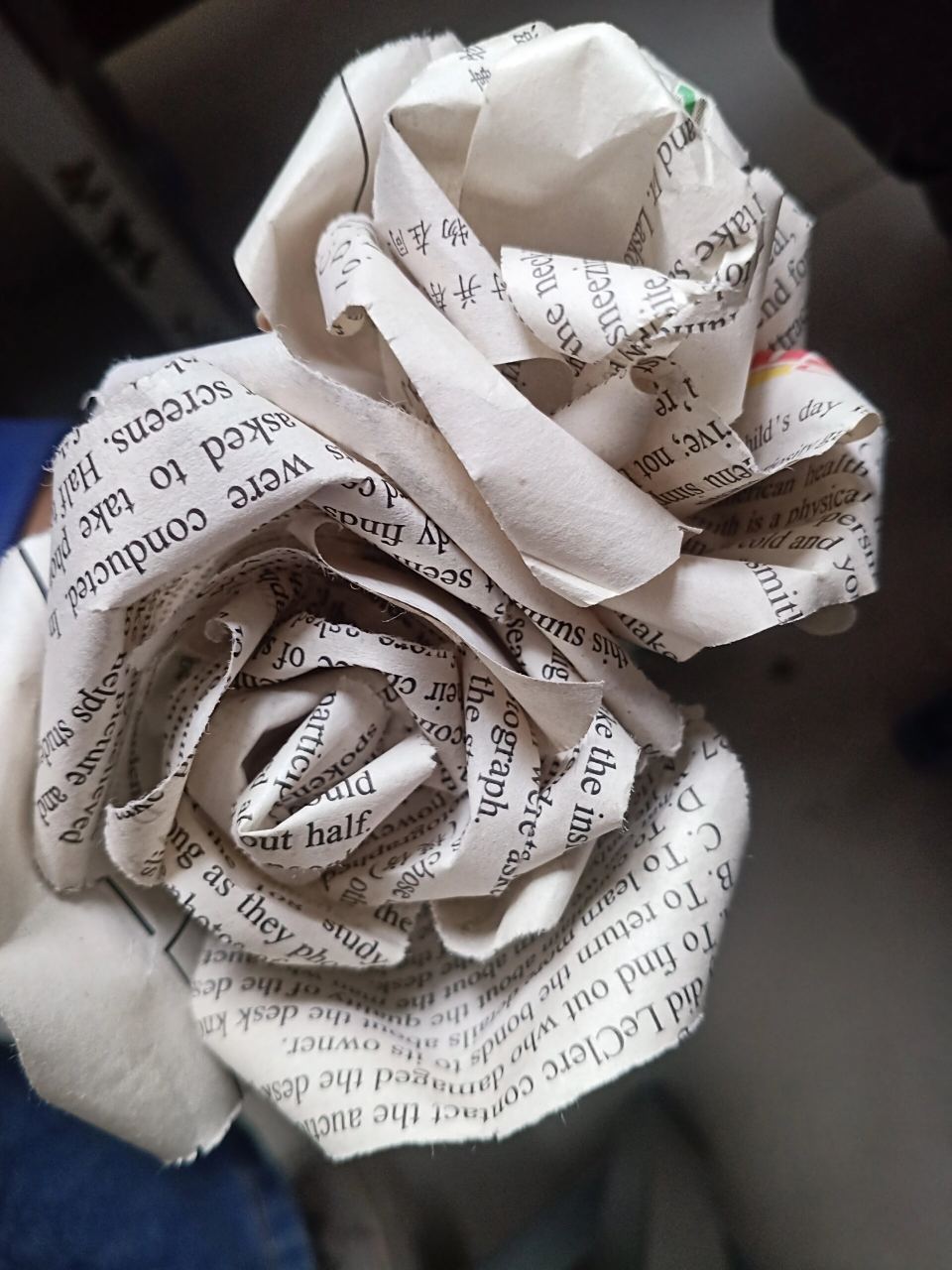 报纸花 哈哈哈,用上学期的英语报纸折的,好看