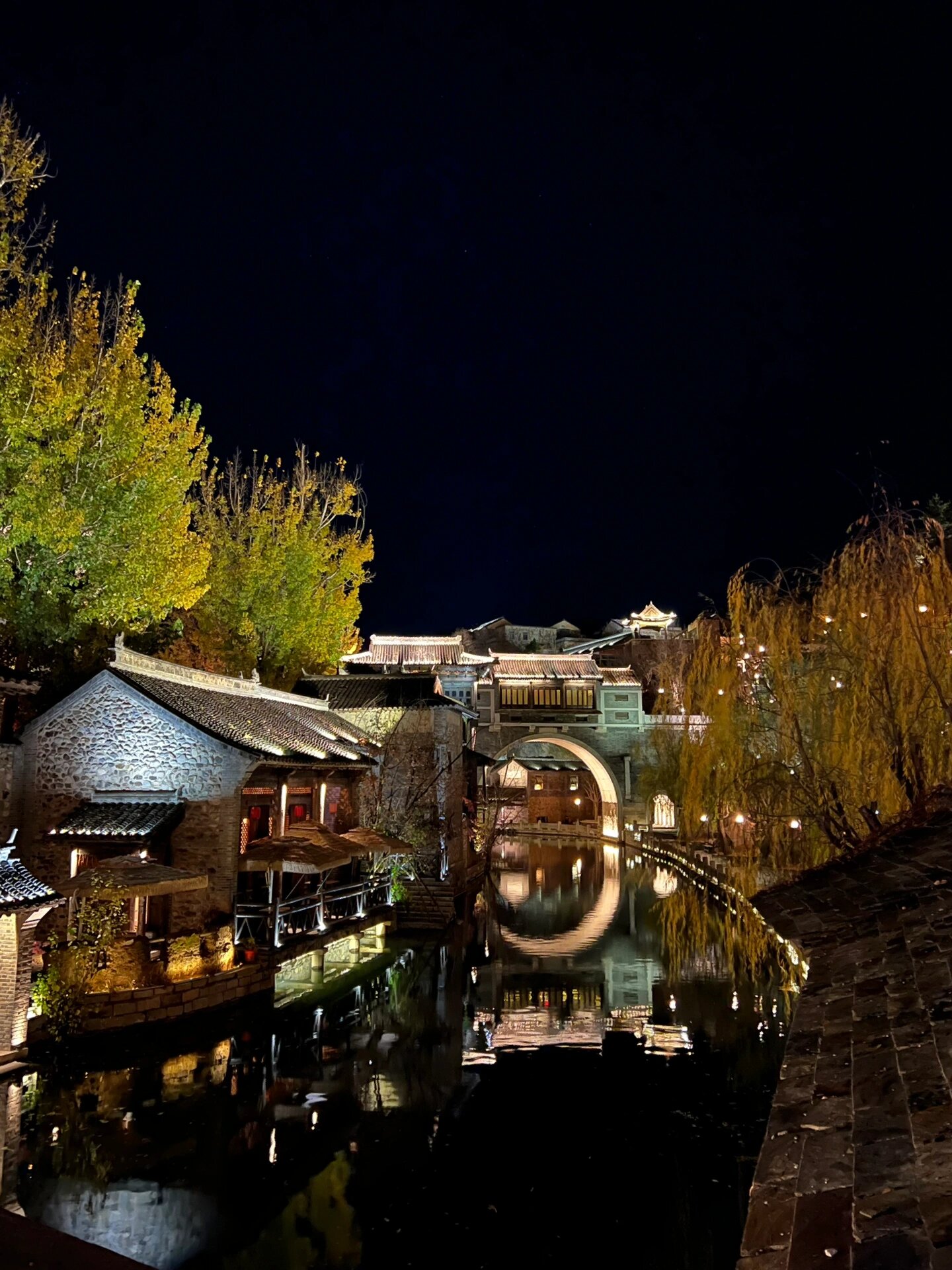 北京 古北水镇 夜晚的长城太美了90 夜晚的长城和万家灯火.