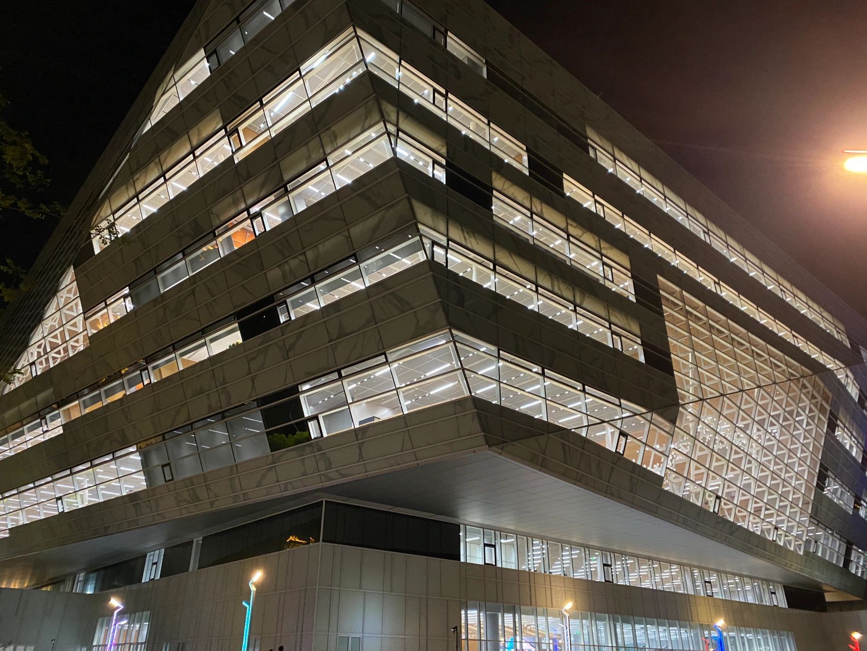 上海图书馆东馆与浦东图书馆对比 上海图书馆东馆在国庆正式运营了,体